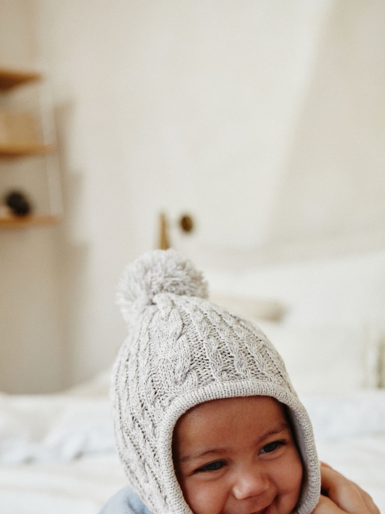 siva - Kabelsko pletena otroška kapa z zaščito za ušesa Hat (0mths-2yrs) - Slika 1 iz 2 siva - Kabelsko pletena otroška kapa z zaščito za ušesa Hat (0mths-2yrs) - Slika 1 iz 2