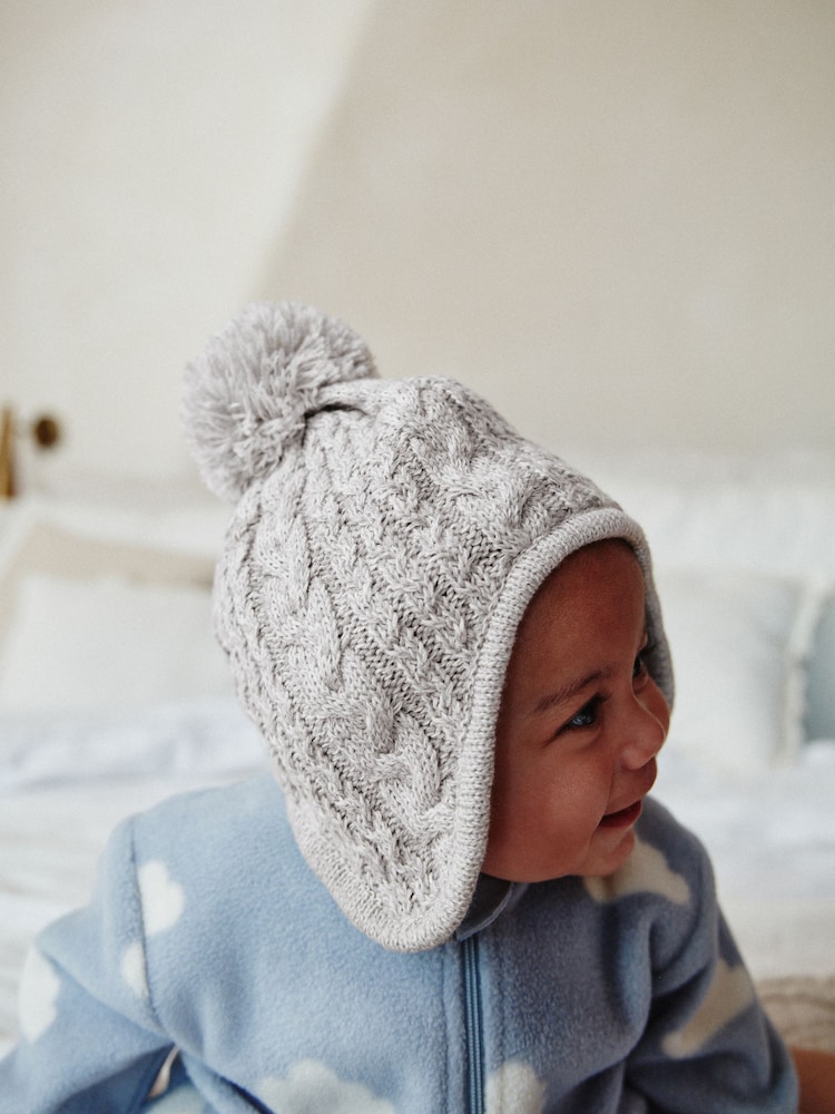 siva - Kabelsko pletena otroška kapa z zaščito za ušesa Hat (0mths-2yrs) - Slika 2 iz 2 siva - Kabelsko pletena otroška kapa z zaščito za ušesa Hat (0mths-2yrs) - Slika 2 iz 2