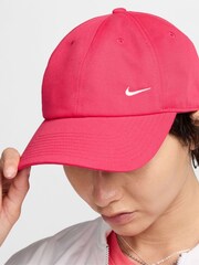 rdeča - Nike Club Unstructured Curved Bill kapa; čepica - Slika 1 iz 6