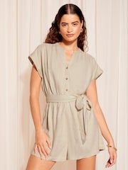 Neutrale Farbe - Friends Like These Kurzärmeliger Utility-Overall aus Leinen mit Gürtel - Bild 1 von 2
