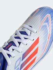 adidas White/Blue/Red Kids F50 League Indoor Football Boots - Image 4 of 11