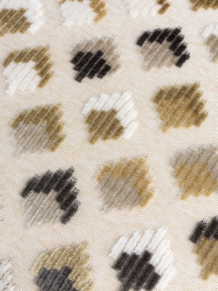 Paoletti 40 x 60cm Lexington Diamond Velvet Jacquard Pero napolnjena blazina - Slika 5 iz 5 Paoletti 40 x 60cm Lexington Diamond Velvet Jacquard Pero napolnjena blazina - Slika 5 iz 5