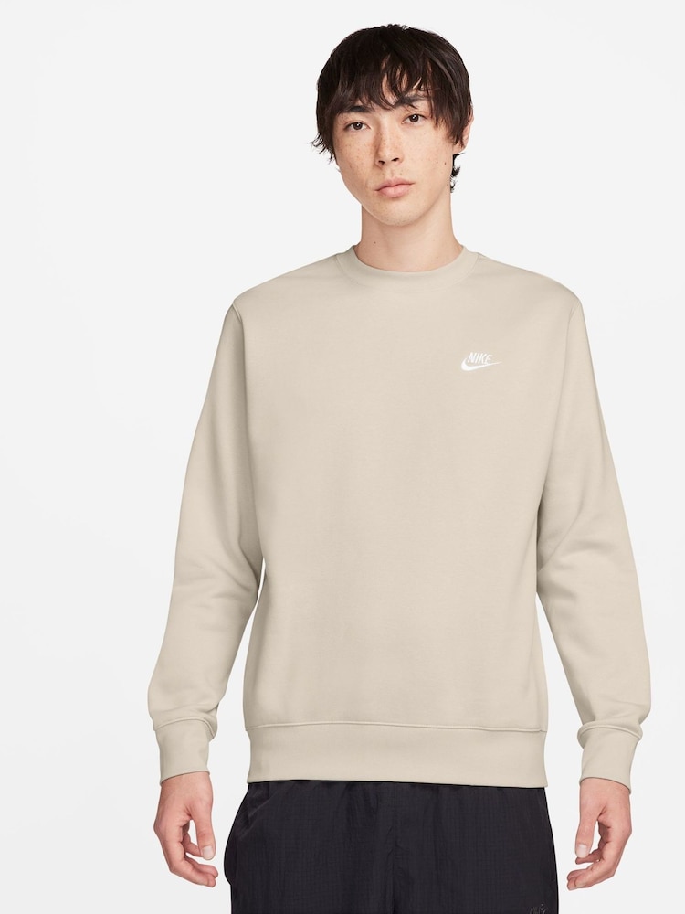Orewood Brown - Nike Club Sweatshirt mit Rundhalsausschnitt - Bild 1 von 5 Orewood Brown - Nike Club Sweatshirt mit Rundhalsausschnitt - Bild 1 von 5