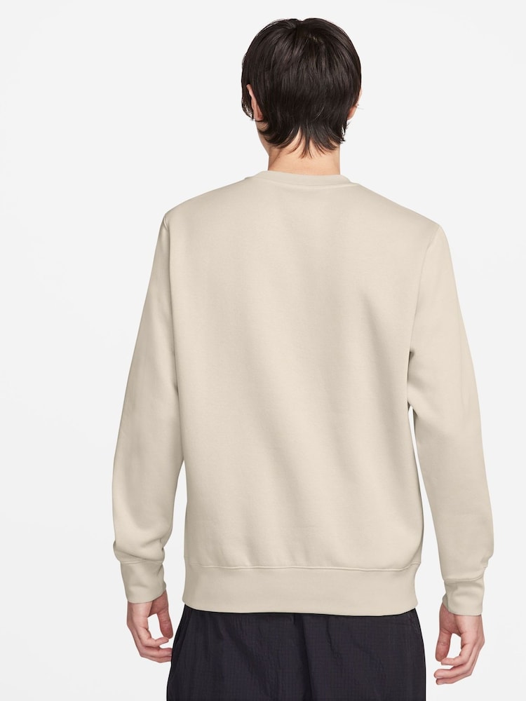 Orewood Brown - Nike Club Sweatshirt mit Rundhalsausschnitt - Bild 2 von 5 Orewood Brown - Nike Club Sweatshirt mit Rundhalsausschnitt - Bild 2 von 5