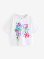 Weiß - T-Shirt mit Schmetterlings-Grafik im Graffiti-Style (3–16 Jahre) - Bild 3 von 5