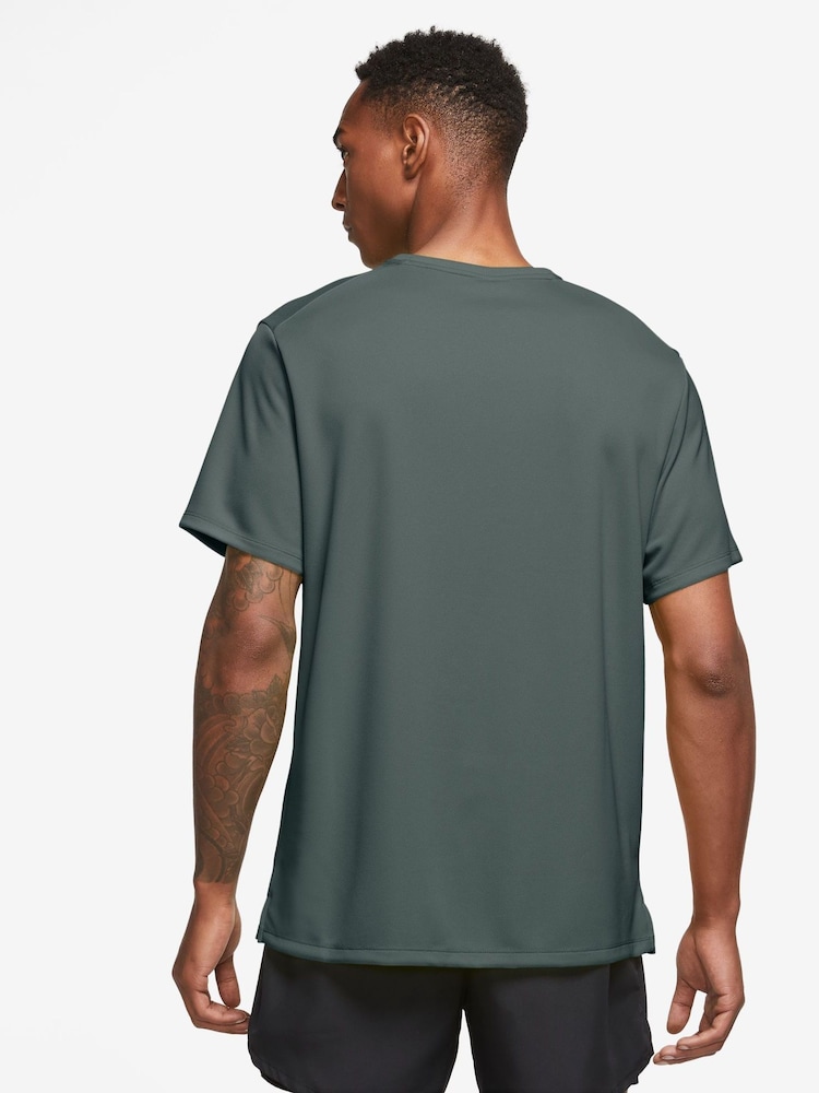 Vintage-Grün - Nike Dri-FIT Miler Lauf-T-Shirt - Bild 2 von 4 Vintage-Grün - Nike Dri-FIT Miler Lauf-T-Shirt - Bild 2 von 4