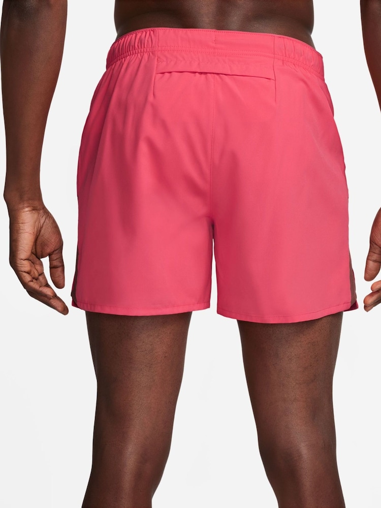 Rosa - Regelbunden - Nike Dri-FIT Challenger 5 tums Kalsonger-fodrade löparshorts - Bild 2 av 6