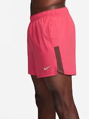 Rosa - Regelbunden - Nike Dri-FIT Challenger 5 tums Kalsonger-fodrade löparshorts - Bild 4 av 6