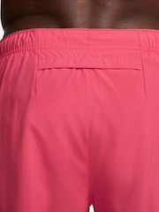 Rosa - Regelbunden - Nike Dri-FIT Challenger 5 tums Kalsonger-fodrade löparshorts - Bild 5 av 6