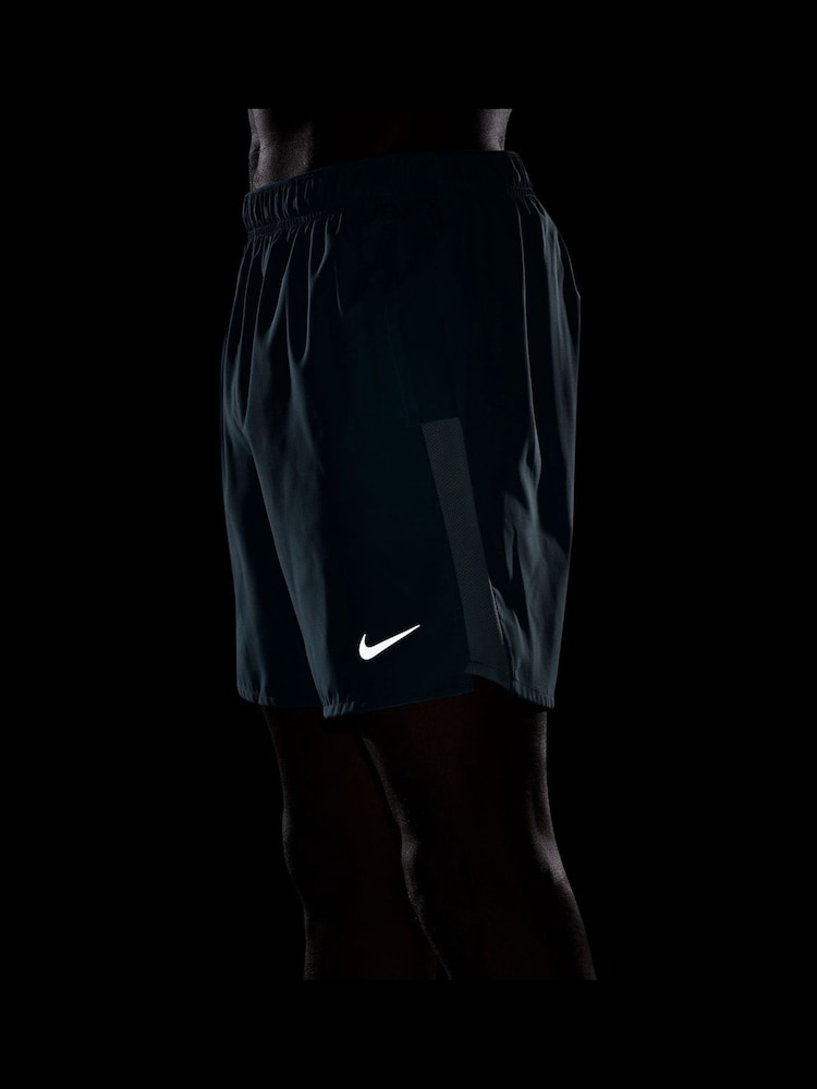 Nike Denim Turq 7 Inch Dri-FIT Challenger Unlined Running Shorts - Image 5 of 5
