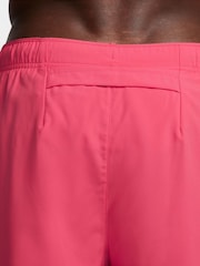 Розовый - Nike Challenger Dri-FIT 7 Inch 2-in-1 Running Shorts - Изображение 4 из 5