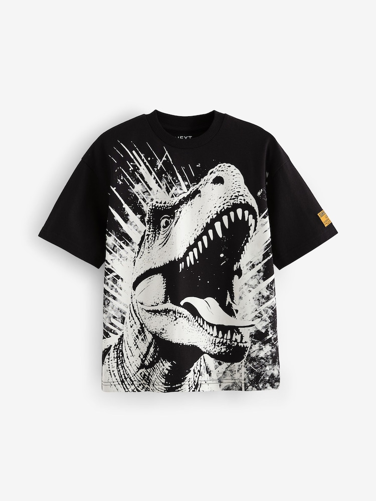 Dinosaurier-Motiv, Schwarz/Weiß - Kurzärmlige T-Shirts mit Grafik 100% Baumwolle 2er-Pack (3–16Jahre) - Bild 2 von 5 Dinosaurier-Motiv, Schwarz/Weiß - Kurzärmlige T-Shirts mit Grafik 100% Baumwolle 2er-Pack (3–16Jahre) - Bild 2 von 5