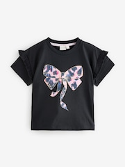 Baker By Ted Baker – T-Shirts aus 100 % Baumwolle mit mehrfarbigem Animal-Print und Rüschenärmeln, 3er-Pack - Bild 5 von 7