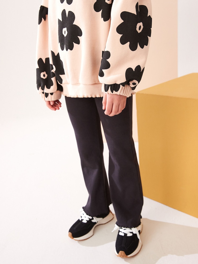 Schwarz geblümt - Set aus Sweatshirt und gerippter Schlaghose (3-16 Jahre) - Bild 2 von 5 Schwarz geblümt - Set aus Sweatshirt und gerippter Schlaghose (3-16 Jahre) - Bild 2 von 5