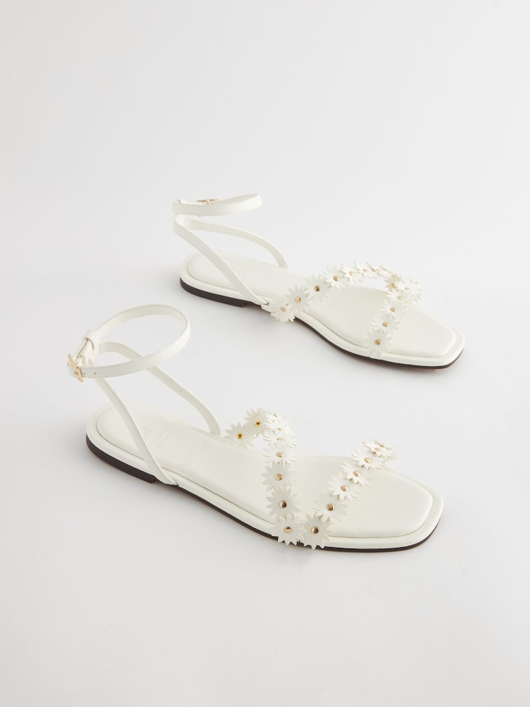 Weiß - Forever Comfort® Sandalen mit Gänseblümchen-Detail - Bild 1 von 5