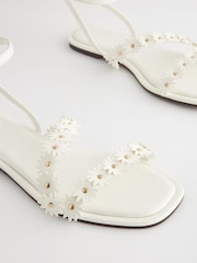 Weiß - Forever Comfort® Sandalen mit Gänseblümchen-Detail - Bild 2 von 5