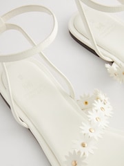 Weiß - Forever Comfort® Sandalen mit Gänseblümchen-Detail - Bild 3 von 5