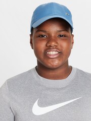 Nike Club Kinder Dri-FIT Swoosh-Kappe aus unstrukturiertem Metall - Bild 1 von 7