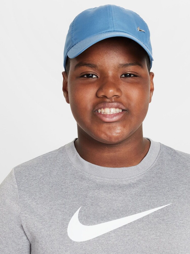 Nike Club Kinder Dri-FIT Swoosh-Kappe aus unstrukturiertem Metall - Bild 1 von 7