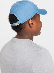 Nike Club Kinder Dri-FIT Swoosh-Kappe aus unstrukturiertem Metall - Bild 2 von 7