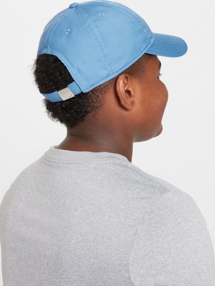 Nike Club Kinder Dri-FIT Swoosh-Kappe aus unstrukturiertem Metall - Bild 2 von 7