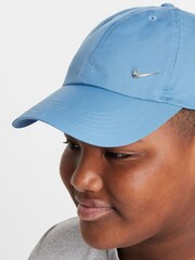 Nike Club Kinder Dri-FIT Swoosh-Kappe aus unstrukturiertem Metall - Bild 4 von 7