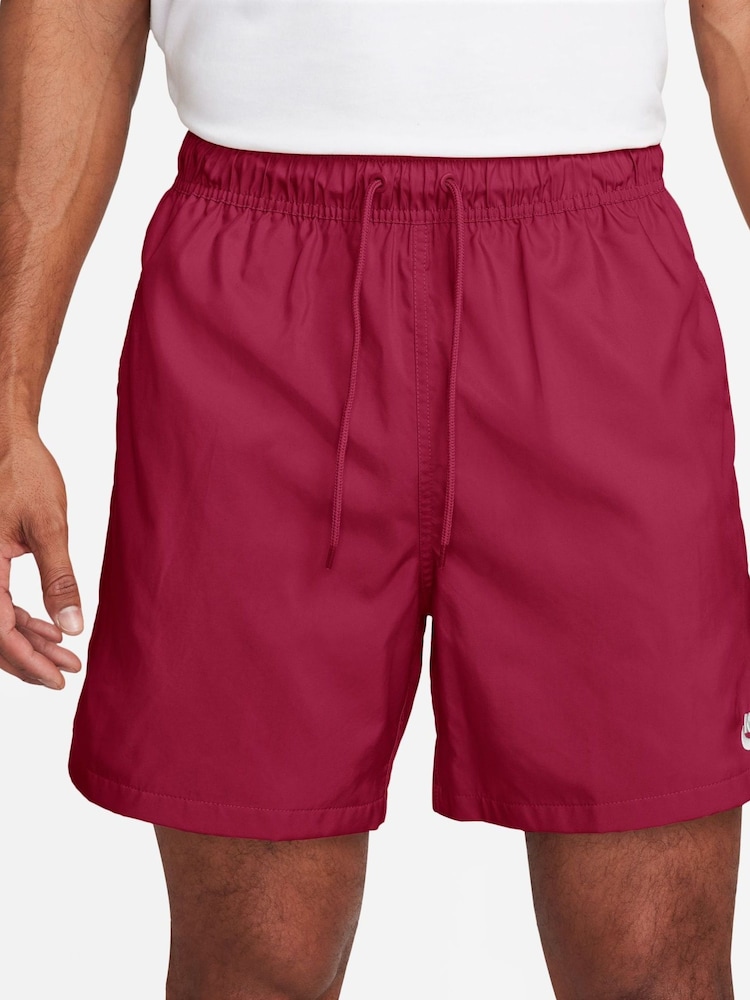 Team-Rot - Nike Club Flow Gewebte Shorts - Bild 1 von 5