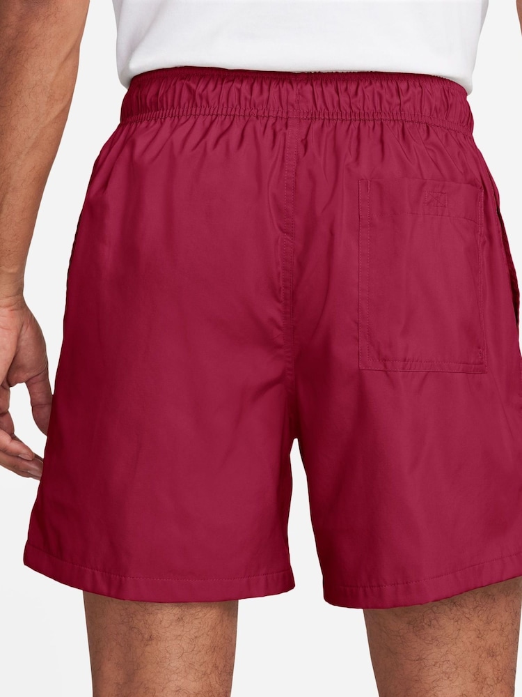 Team-Rot - Nike Club Flow Gewebte Shorts - Bild 2 von 5