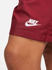 Team-Rot - Nike Club Flow Gewebte Shorts - Bild 5 von 5