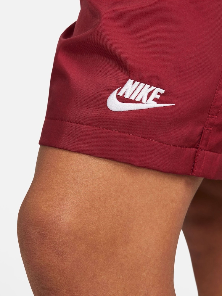 Team-Rot - Nike Club Flow Gewebte Shorts - Bild 5 von 5