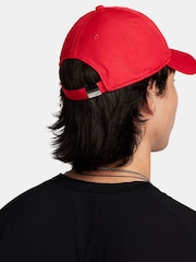 rdeča - Nike kapa s kovinsko kapo Nike Dri-FIT Club Unstructured Metal Swoosh - Slika 2 iz 6
