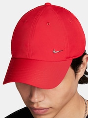 rdeča - Nike kapa s kovinsko kapo Nike Dri-FIT Club Unstructured Metal Swoosh - Slika 4 iz 6