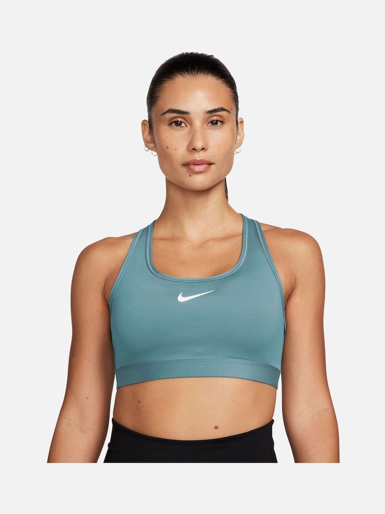 Denim/Türkis - Nike Swoosh Wattierter Sport-BH mit mittlerem Halt - Bild 1 von 3