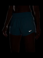 Blau - Nike One Dri-FIT Mid Rise 3" Brief Lined Shorts - Bild 5 von 5