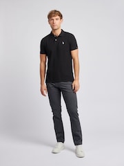أسود - قميص بولو منسوج من القطن 100%، تلبيس قياسي من U.S. Polo Assn. - صورة 3 من 8