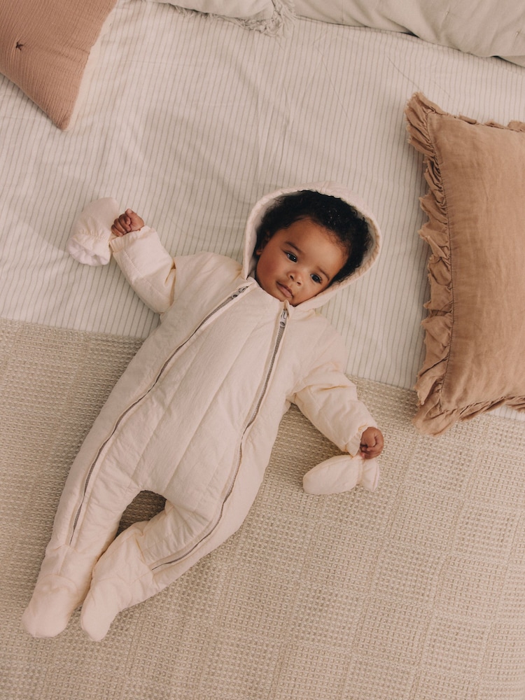 Creme - Gesteppter Baby All-In-One-Overall mit Slogan - Bild 2 von 8 Creme - Gesteppter Baby All-In-One-Overall mit Slogan - Bild 2 von 8