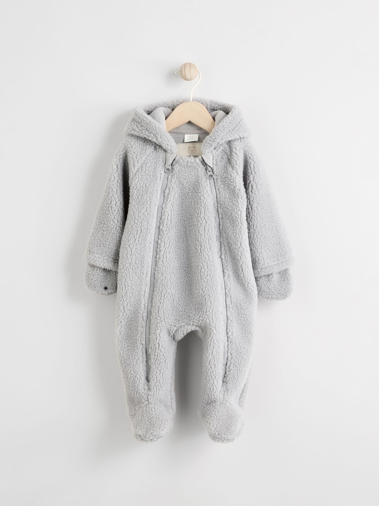 Grau - Kuscheliger Baby-Kinderwagenanzug mit Bärenmotiv aus Sherpa-Fleece - Bild 1 von 6 Grau - Kuscheliger Baby-Kinderwagenanzug mit Bärenmotiv aus Sherpa-Fleece - Bild 1 von 6