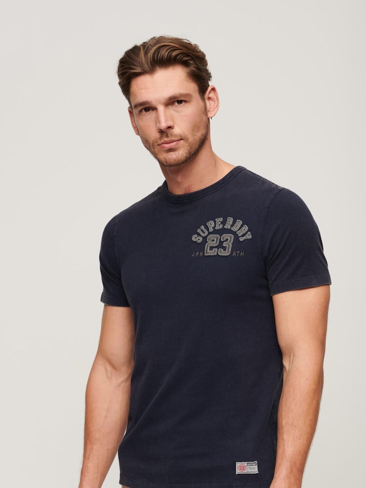 modra - Superdry 100% bombaž Vintage Athletic kratek rokav; s kratkimi rokavi majica - Slika 1 iz 5 modra - Superdry 100% bombaž Vintage Athletic kratek rokav; s kratkimi rokavi majica - Slika 1 iz 5