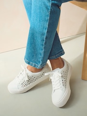 Bela - Forever Comfort® Lakirane trenirke z laserskim rezom - Slika 1 iz 7