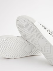 Bela - Forever Comfort® Lakirane trenirke z laserskim rezom - Slika 7 iz 7