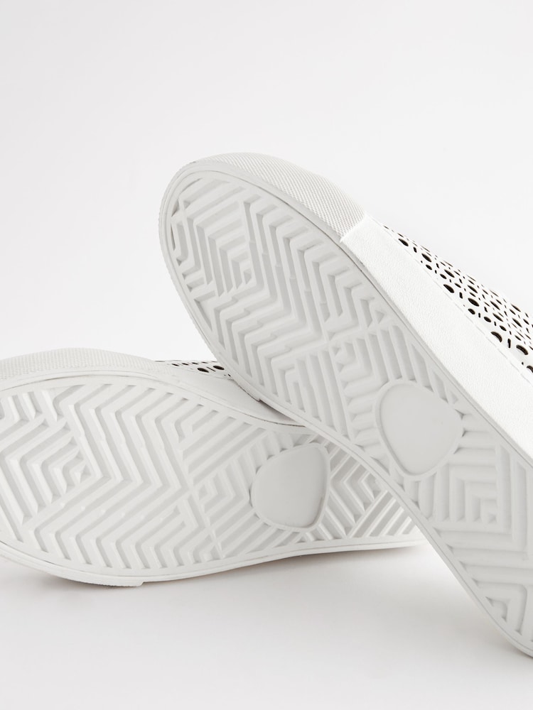 Bela - Forever Comfort® Lakirane trenirke z laserskim rezom - Slika 7 iz 7 Bela - Forever Comfort® Lakirane trenirke z laserskim rezom - Slika 7 iz 7