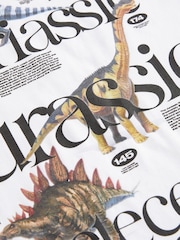 Weiß mit Dinoprint auf der Rückseite - Kurzarm-T-Shirts mit Grafik aus 100 % Baumwolle (16 bis {3} Jahre) - Bild 2 von 2