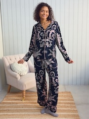 أزرق داكن/وردي - طقم بيجامة Josette بأزرار كاملة من Laura Ashley - Image 2 of 10