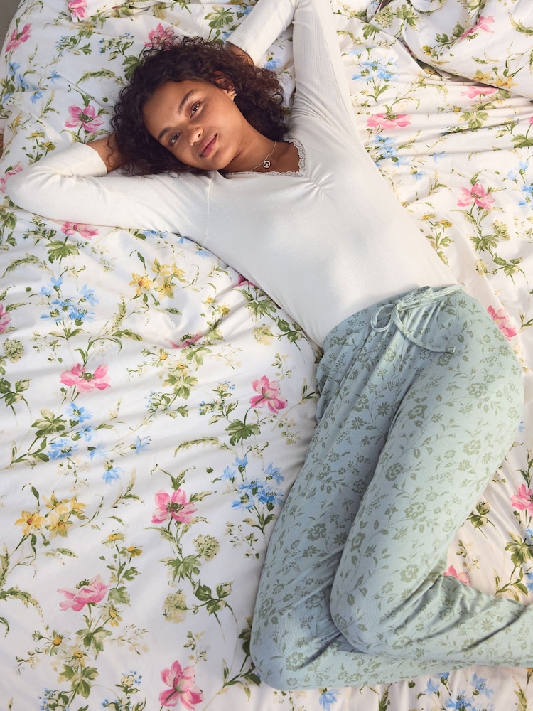 طقم بيجامة مضلَّعة من Laura Ashley - صورة 1 من 9
