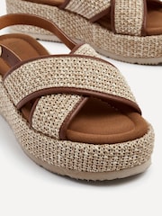Linzi Laurent Two Tone Cross-Over Raffia Flatform Sandals - صورة 4 من 5
