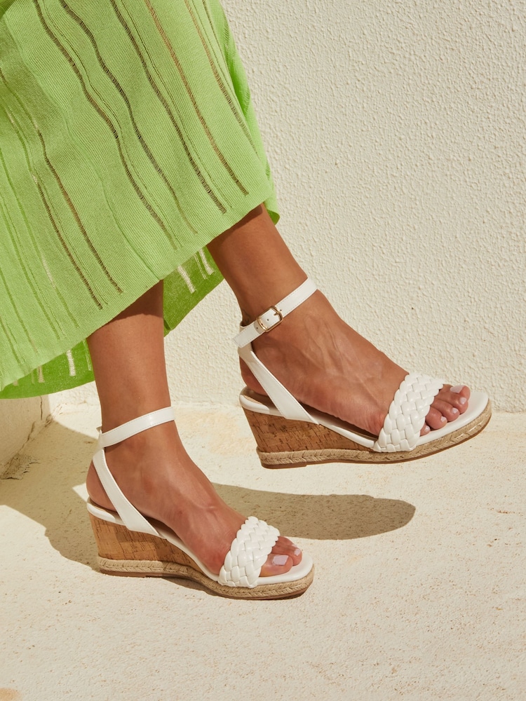 Linzi Regan Ledersandalen mit Fellimitat, Absatz aus Kork und Flechtdetails - Bild 1 von 5