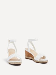 Linzi Regan Ledersandalen mit Fellimitat, Absatz aus Kork und Flechtdetails - Bild 3 von 5