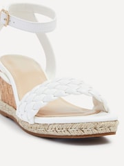 Linzi Regan Ledersandalen mit Fellimitat, Absatz aus Kork und Flechtdetails - Bild 4 von 5