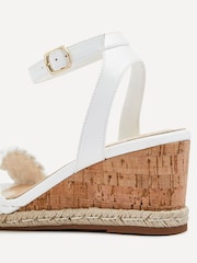 Linzi Regan Ledersandalen mit Fellimitat, Absatz aus Kork und Flechtdetails - Bild 5 von 5