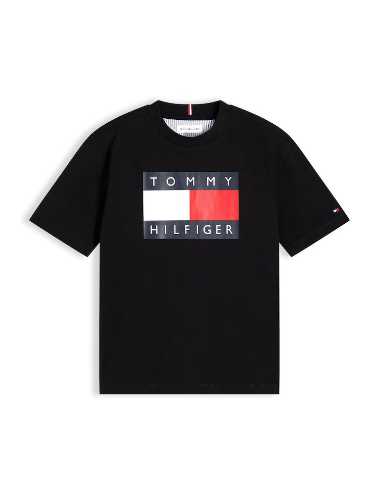 أسود - تيشِرت جيرسيه بطبعة راية من Tommy Hilfiger - صورة 1 من 1 أسود - تيشِرت جيرسيه بطبعة راية من Tommy Hilfiger - صورة 1 من 1